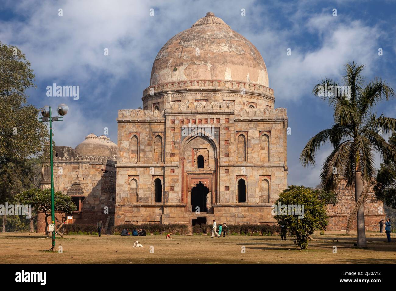 New Delhi, India. Giardini di Lodi. Bara Gumbad Dome, cupole della moschea a sinistra. Fine 15th. Secolo. Foto Stock
