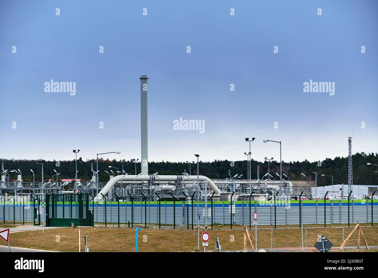 Lubmin, Meclemburgo-Pomerania occidentale / Germania - Aprile-3-2022: Tubi del gas, collegamenti, attrezzature e riduttori di pressione presso il sito di NordStre di Gazprom Foto Stock