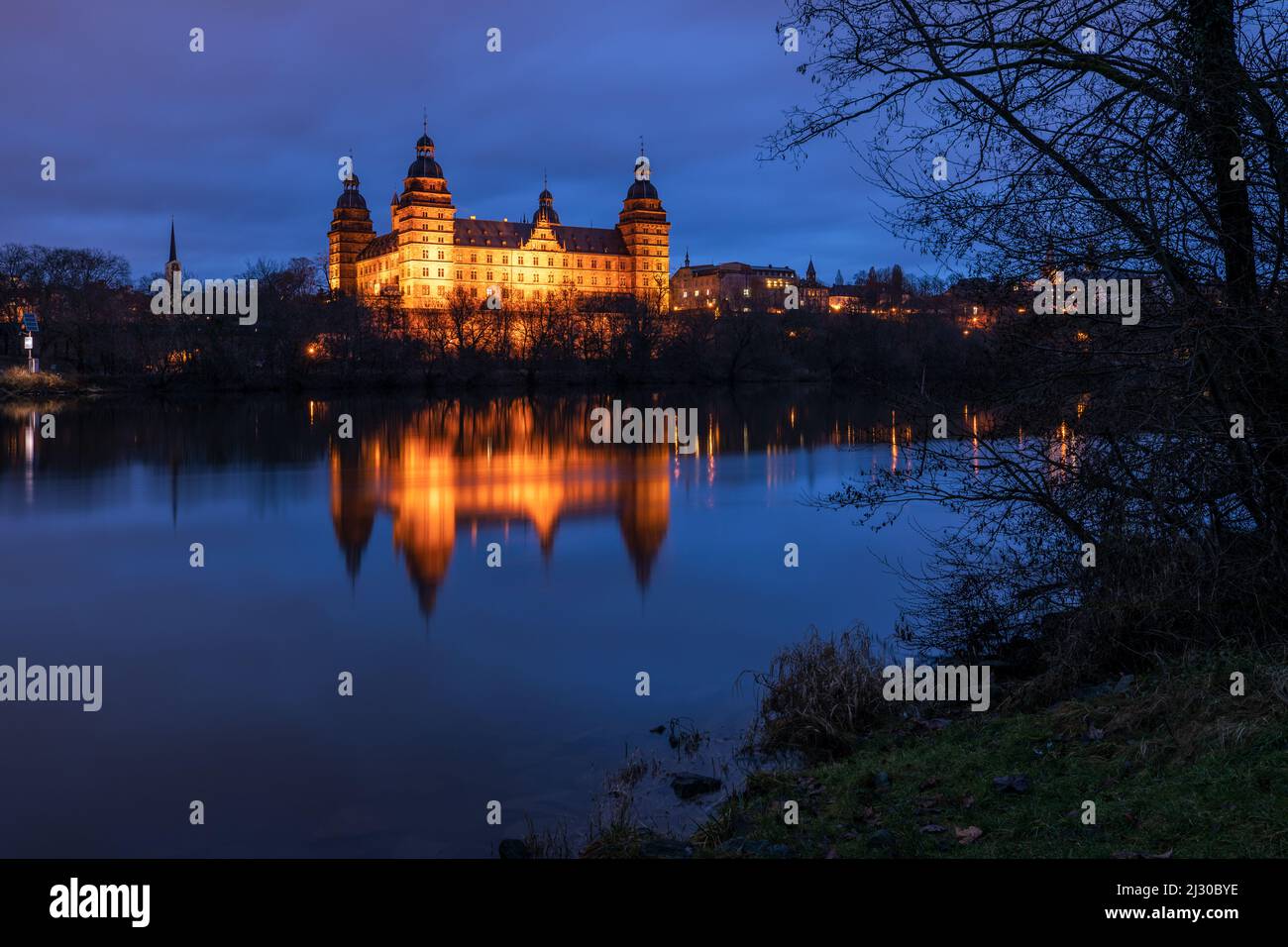 Castello di Johannisburg all'ora blu, Aschaffenburg, bassa Franconia, Franconia, Baviera, Germania, Europa Foto Stock