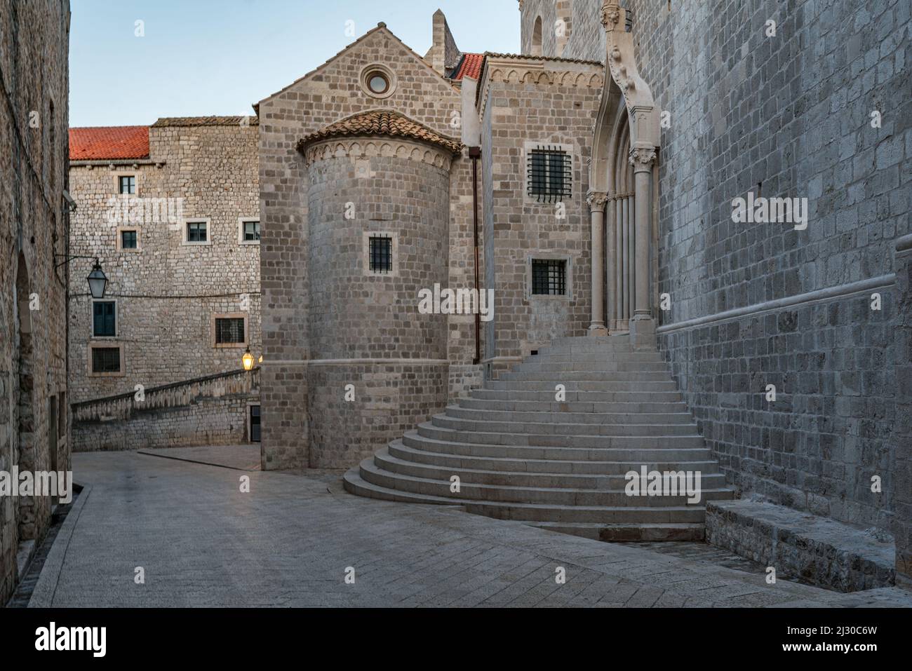 Al mattino presto attraverso le strade deserte della città vecchia di Dubrovnik, Dalmazia, Croazia. Foto Stock