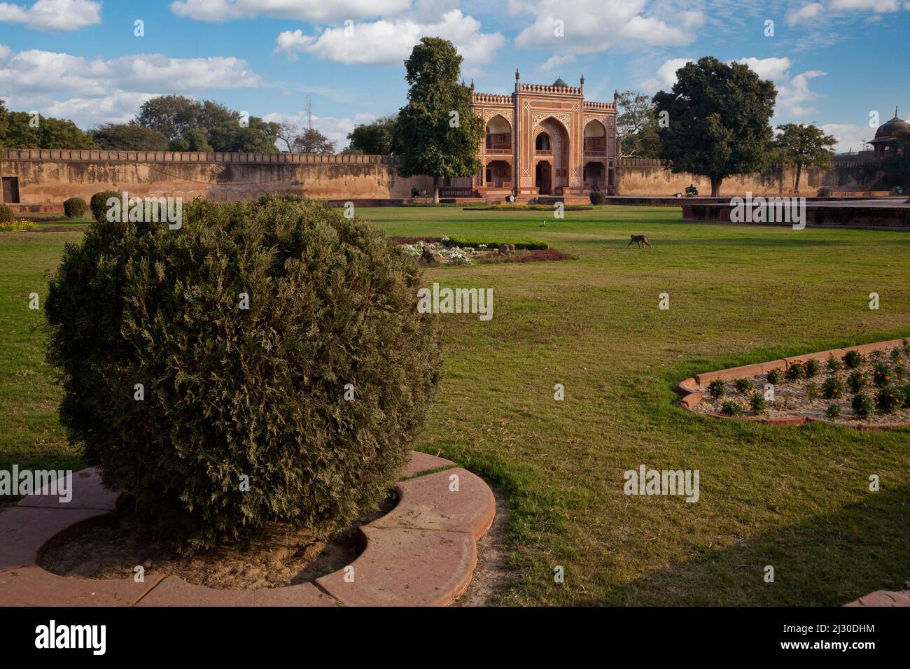 Agra, India. Porta d'ingresso nel Giardino che circonda l'Itimad-ud-Dawlah. Foto Stock