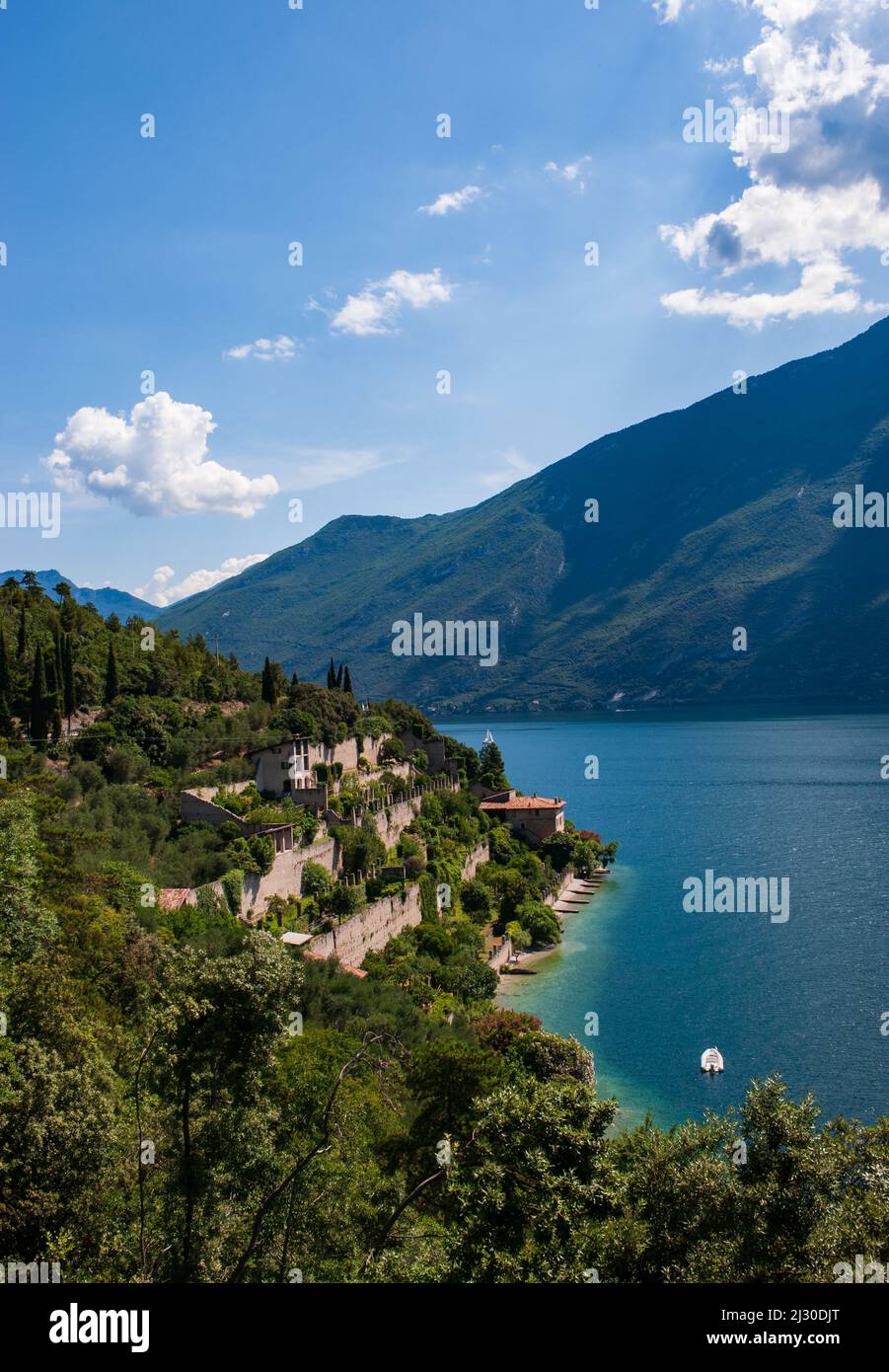 Antiche case di limoni che si affacciano sul Lago di Garda a Limone sul Garda, meta turistica molto popolare. Brescia. Lombardia. Italia Foto Stock