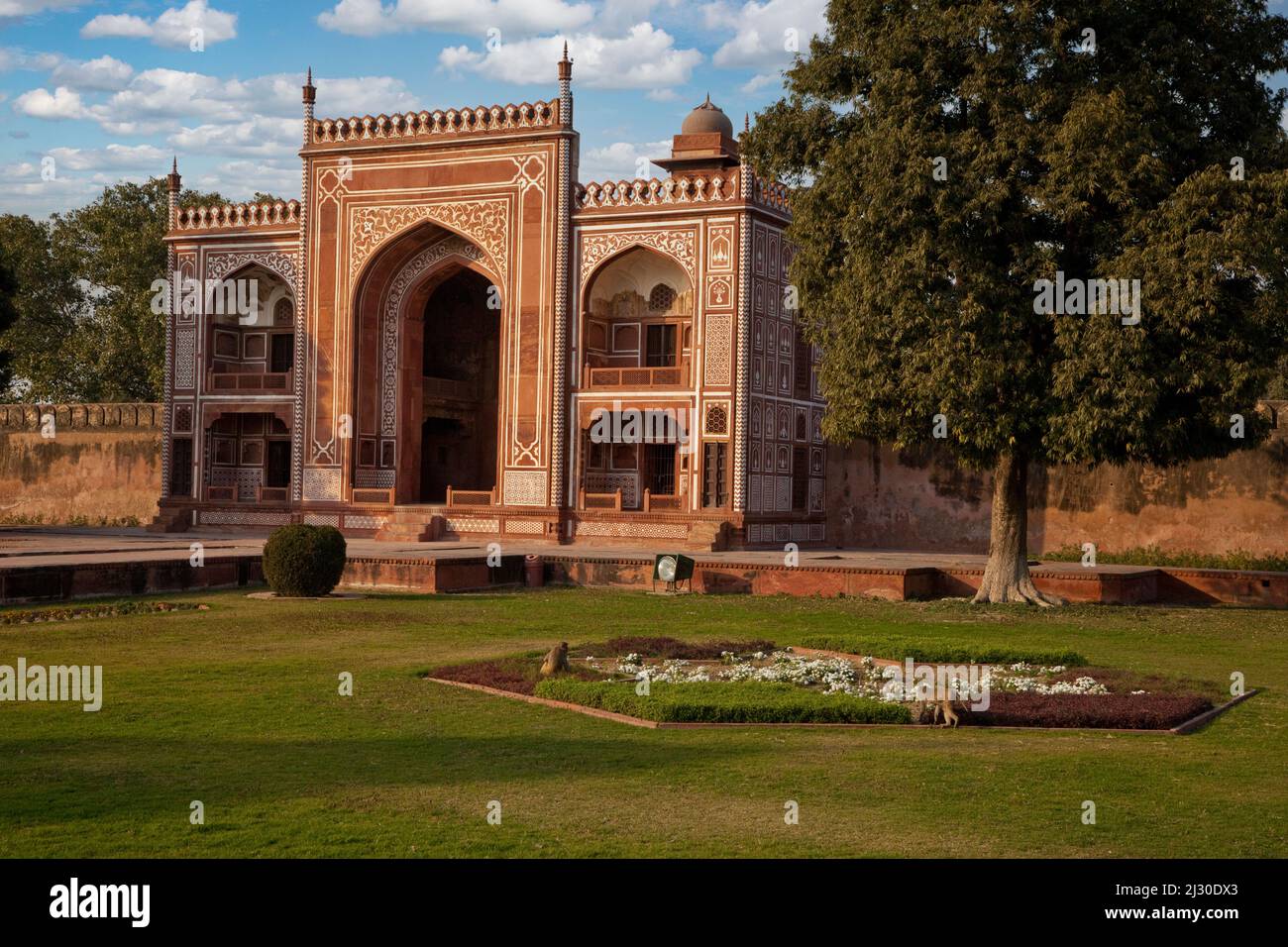 Agra, India. Padiglione Nord nel giardino che circonda l'Itimad-ud-Dawlah. Foto Stock