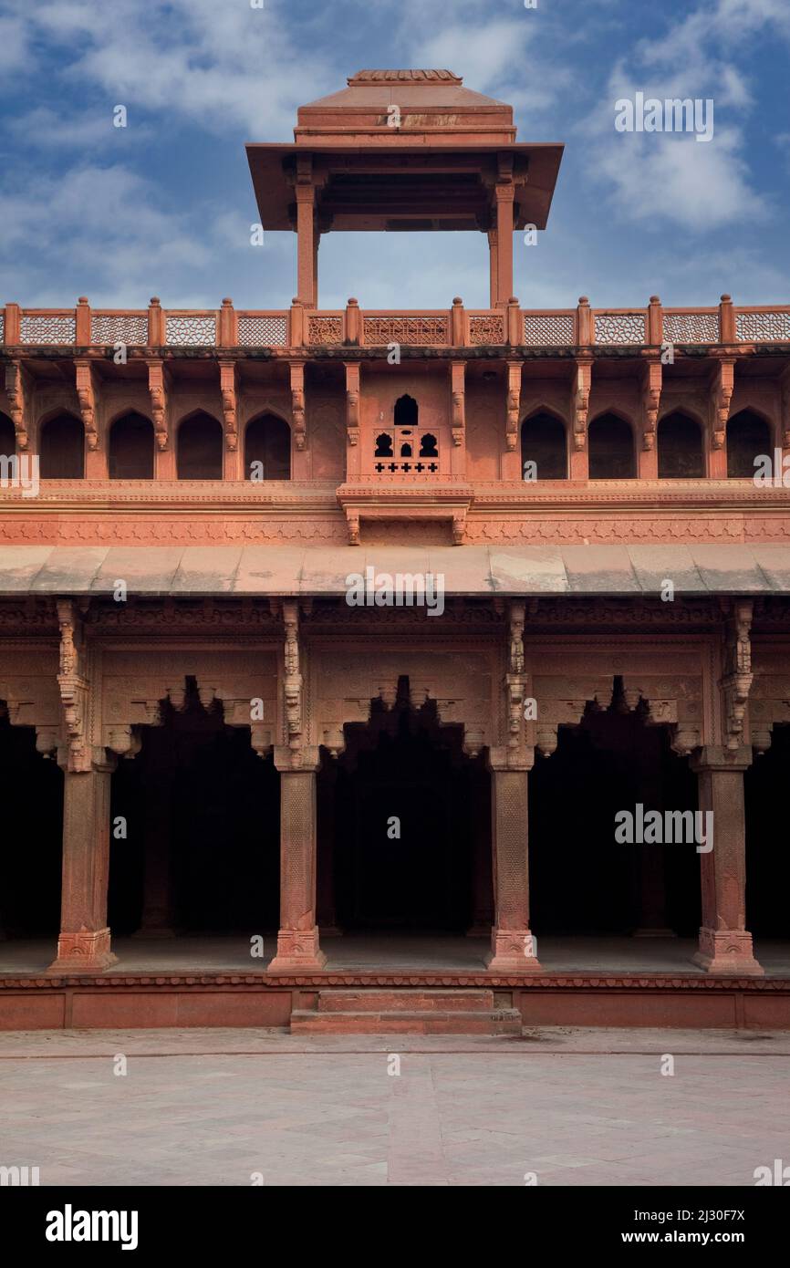 Agra, India. Jahangiri Mahal Courtyard mostra la fusione di stili architettonici islamici e indù. Foto Stock