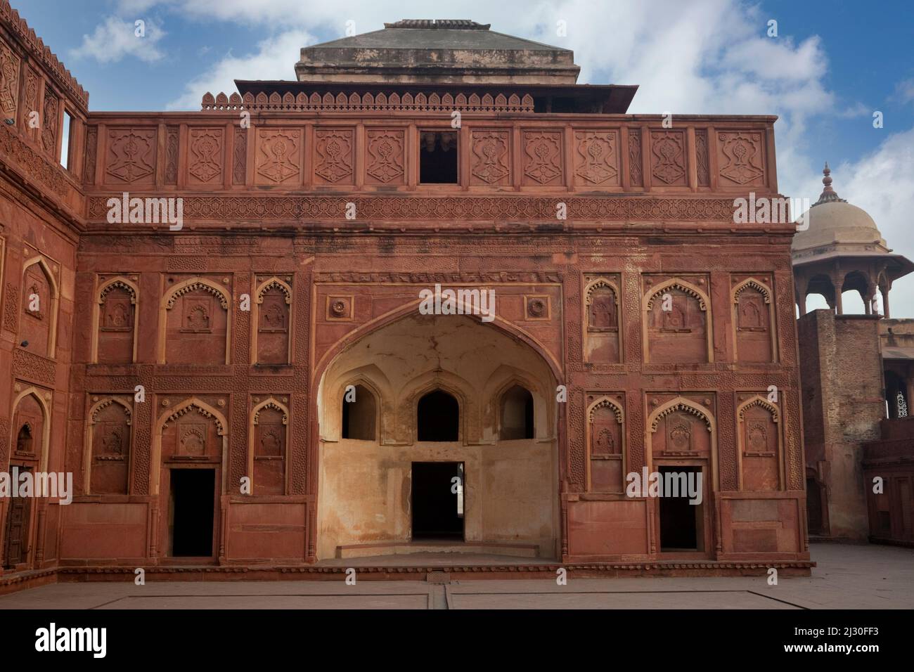 Agra, India. Forte di Agra, Jahangiri Mahal. Archi islamici. Foto Stock