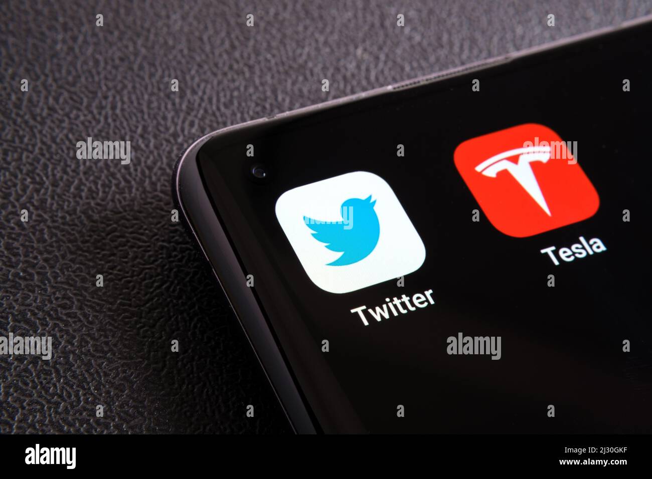 Le app Twitter e Tesla sono visualizzate nell'angolo dello smartphone. Concetto per Elon Musk acquistare azioni di Twitter. Stafford, Regno Unito, 4 marzo 2022. Foto Stock