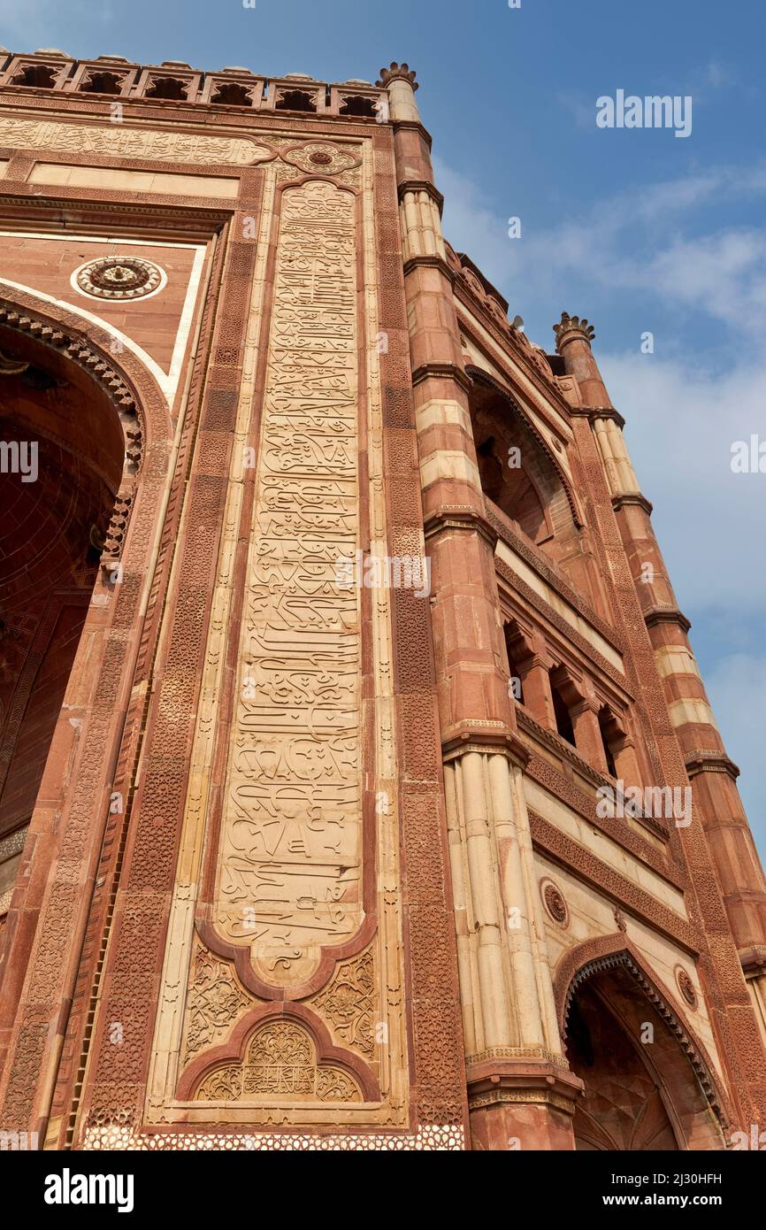Fatehpur Sikri, Uttar Pradesh, India. Decorazione geometrica e floreale e calligrafia Portale Embellish di Buland Darwaza (Grande porta) di Jama Masjid. Foto Stock