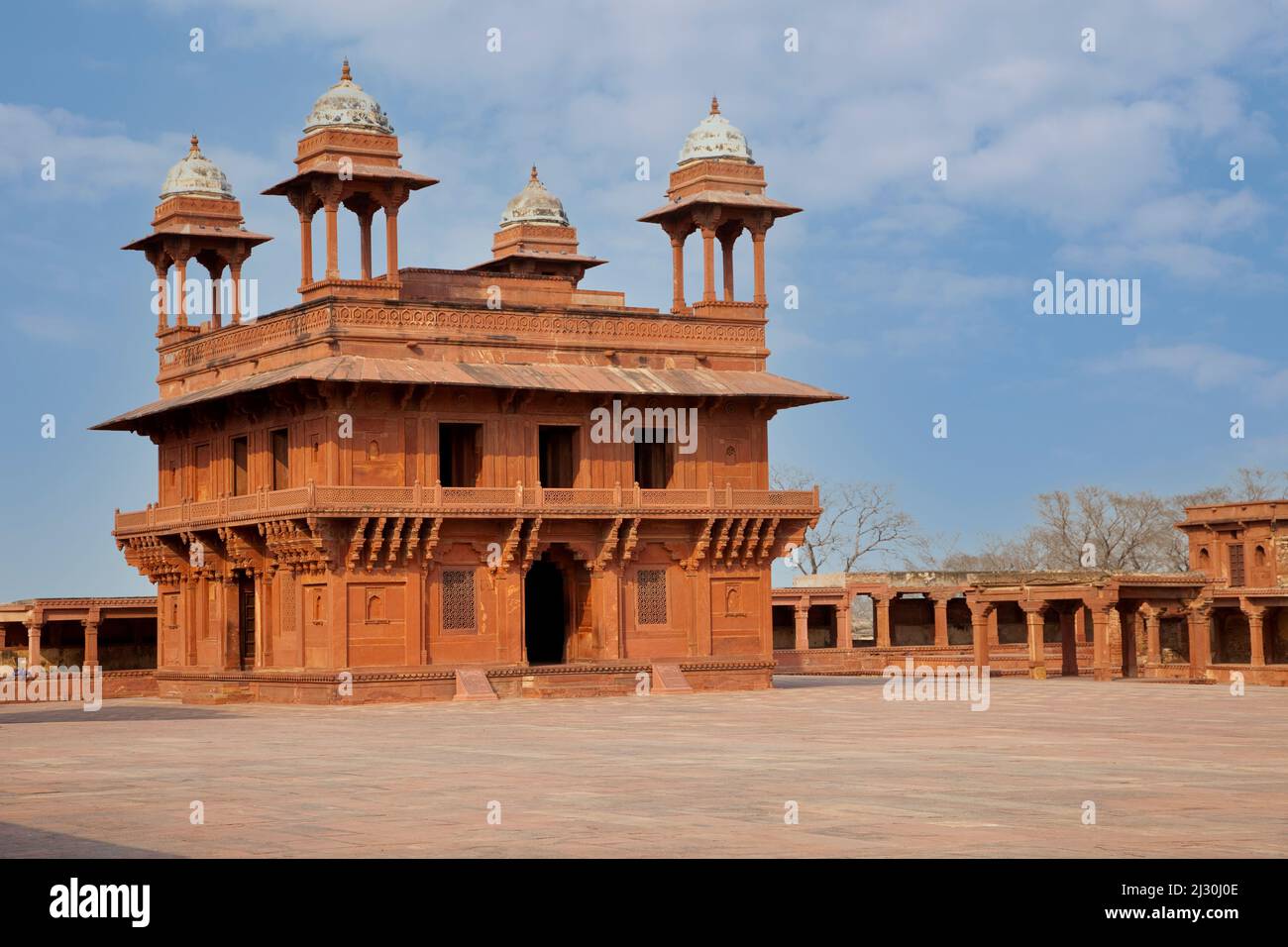 Fatehpur Sikri, Uttar Pradesh, India. Diwan-i-Khas (Sala dell'udienza privata) dell'imperatore Jalal el-DIN Akbar. Chhatris sugli angoli del tetto. Foto Stock