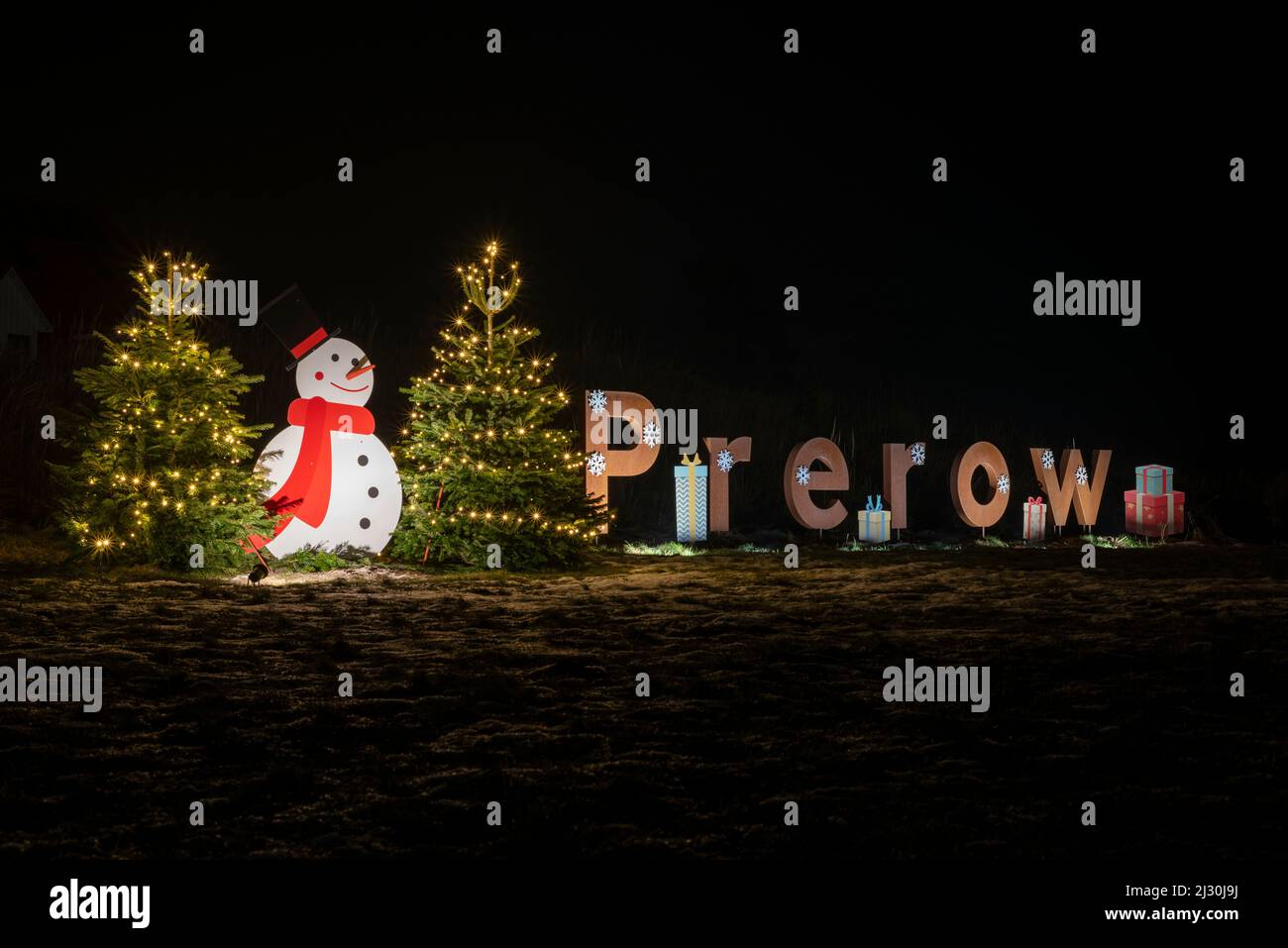 Alberi di Natale, pupazzi di neve, lettere Prerow, località del Mar Baltico di Prerow, Fischland-Darß-Zingst, Meclemburgo-Pomerania occidentale, Germania Foto Stock