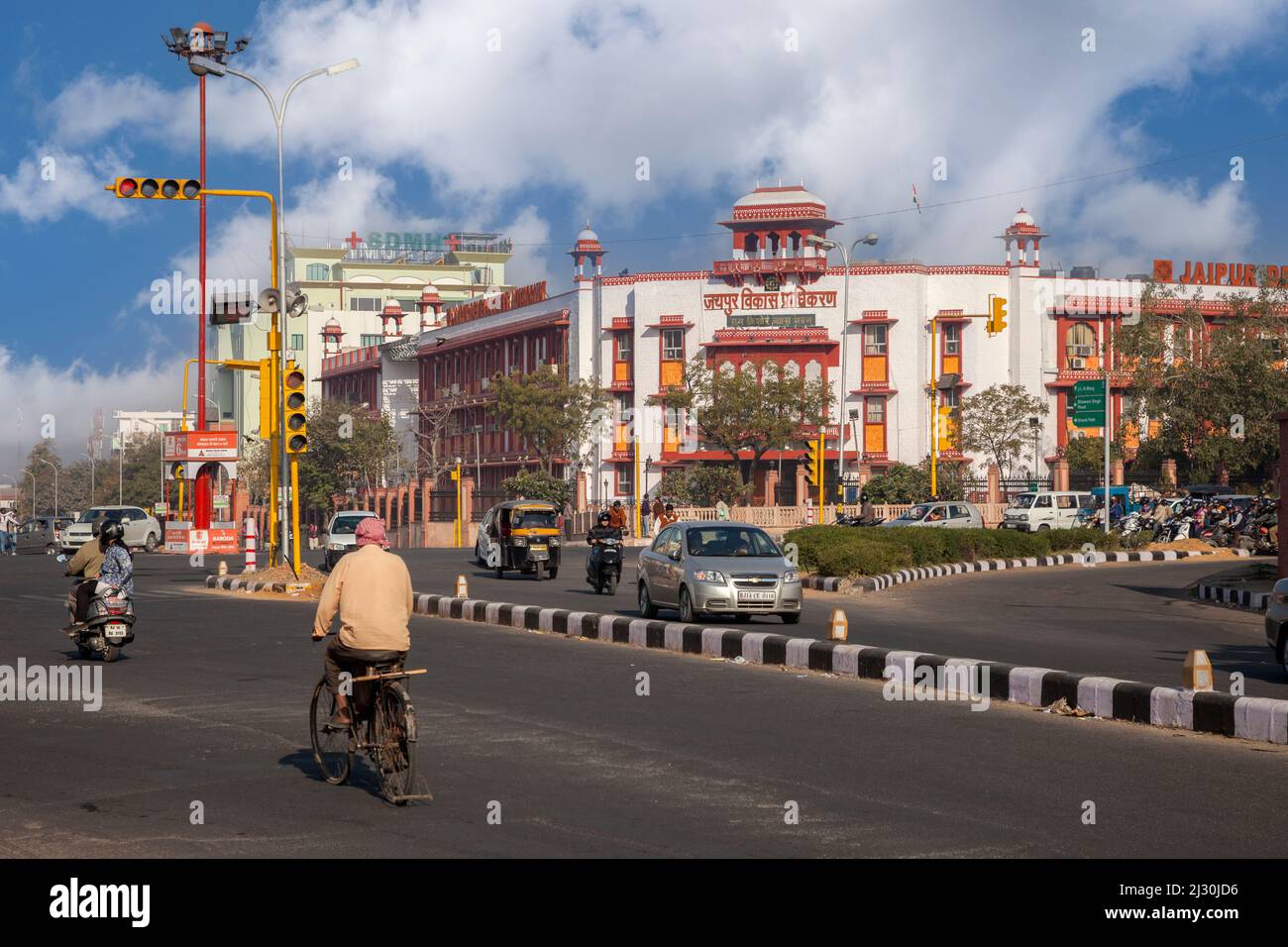 Jaipur, Rajasthan, India. Incrocio stradale di fronte al Tempio Birla Mande, conosciuto anche come il Tempio Laxmi Narayan. L'edificio ha sei chhatri Foto Stock