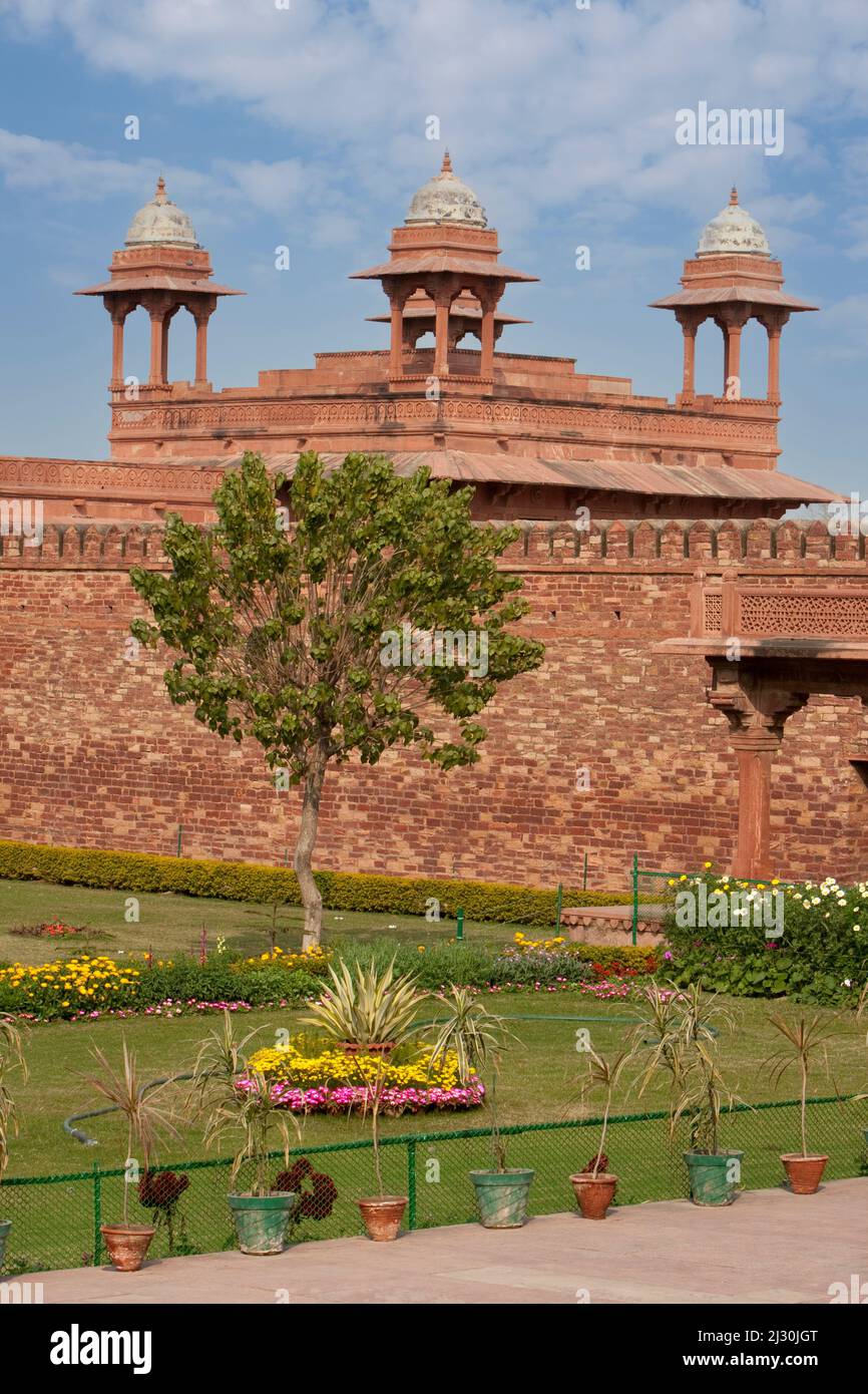 Fatehpur Sikri, Uttar Pradesh, India. Chhatris del Diwan-i-Khas visto dalla zona giardino. Foto Stock