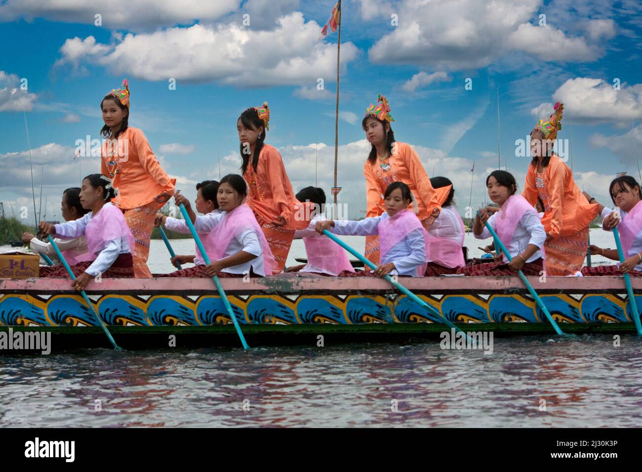 Myanmar, Birmania. Le ballerine birmane in barca nella cerimonia buddista,  nella Pagoda Alodaw Pauk, nel villaggio di Nampan, nel lago Inle, nello  stato di Shan Foto stock - Alamy