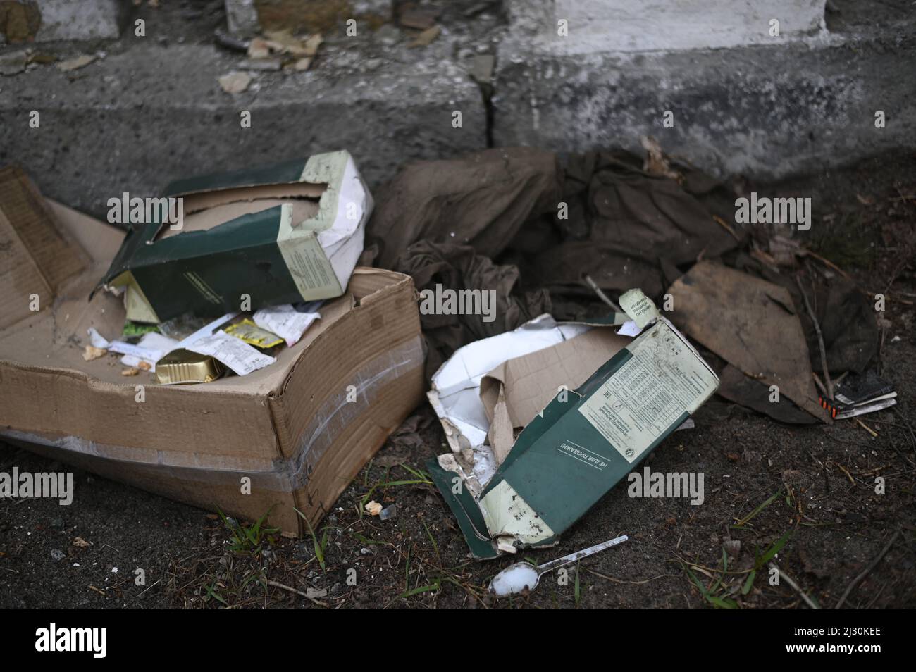 Ucraina. 04th Apr 2022. Le razioni dell'esercito russo sono lasciate a Bucha. Le forze ucraine reclamano la città di Buche a nord di Kyiv, le forze russe si ritirarono dopo settimane di intensi scontri tra le due parti. Aprile 4th, 2022. Bucha, Ucraina. Le forze militari russe entrarono nel territorio dell'Ucraina il 24 febbraio 2022. (Foto di Justin Yau/Sipa USA) Credit: Sipa USA/Alamy Live News Foto Stock
