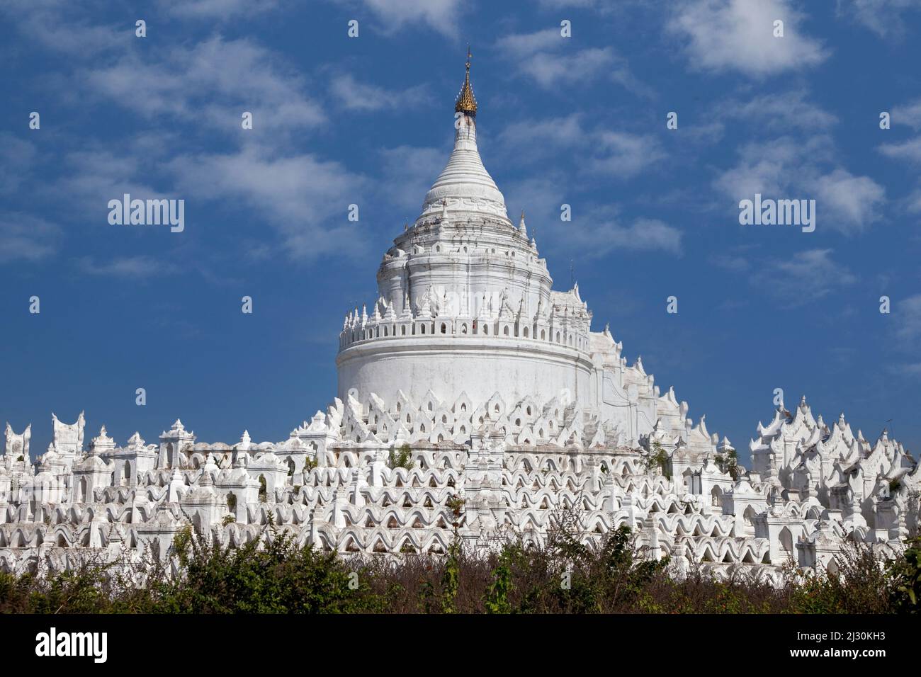 Myanmar, Birmania. Mingun, vicino a Mandalay. Hsinbyume Paya Stupa, completato nel 1816, in rappresentanza del Monte Meru. Foto Stock