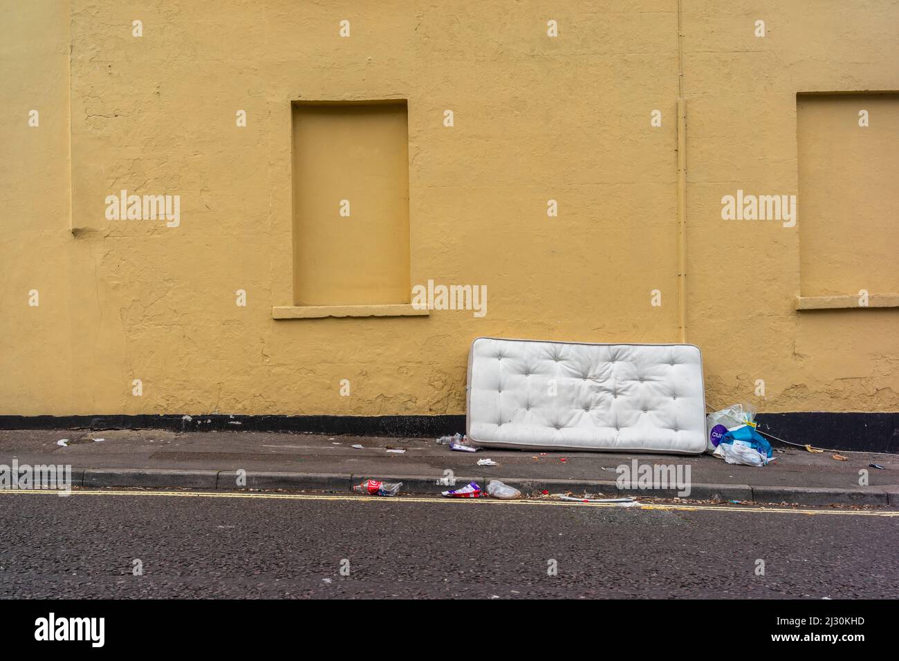 Materasso scartato in una strada a Southampton, fly-ribaltabile o scarico illegale di rifiuti, Inghilterra, Regno Unito Foto Stock