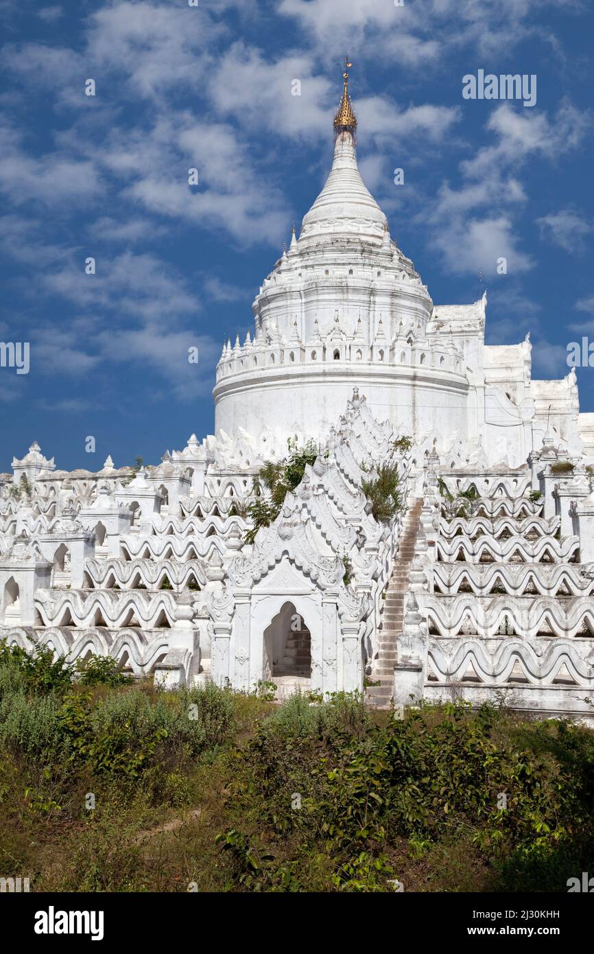 Myanmar, Birmania. Mingun, vicino a Mandalay. Hsinbyume Paya Stupa, completato nel 1816, in rappresentanza del Monte Meru. Foto Stock