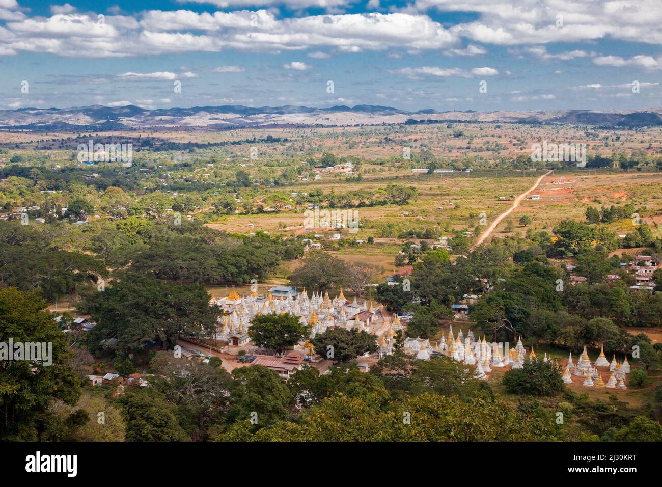 Myanmar, Birmania. Vista panoramica da Shwe Oo min Pagoda, Pindaya, Stato Shan. Foto Stock