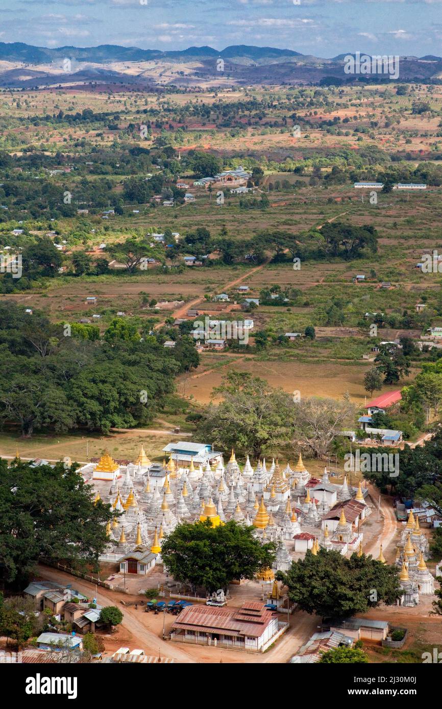 Myanmar, Birmania. Vista panoramica da Shwe Oo min Pagoda, Pindaya, Stato Shan. Foto Stock