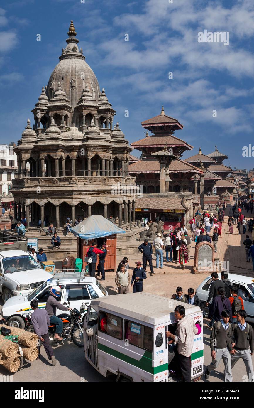 Nepal, Patan. Traffico a metà giornata all'ingresso di Piazza Durbar, il Tempio di Krishna (Chyasim Deval) sulla sinistra. Febbraio 18, 2009. Il tempio sopravvisse Foto Stock