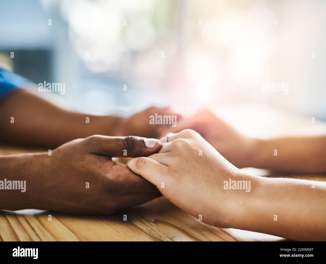 Sia forte per l'un l'altro. Scatto ritagliato di un uomo e di una donna non identificabili che tengono le mani su un tavolo. Foto Stock