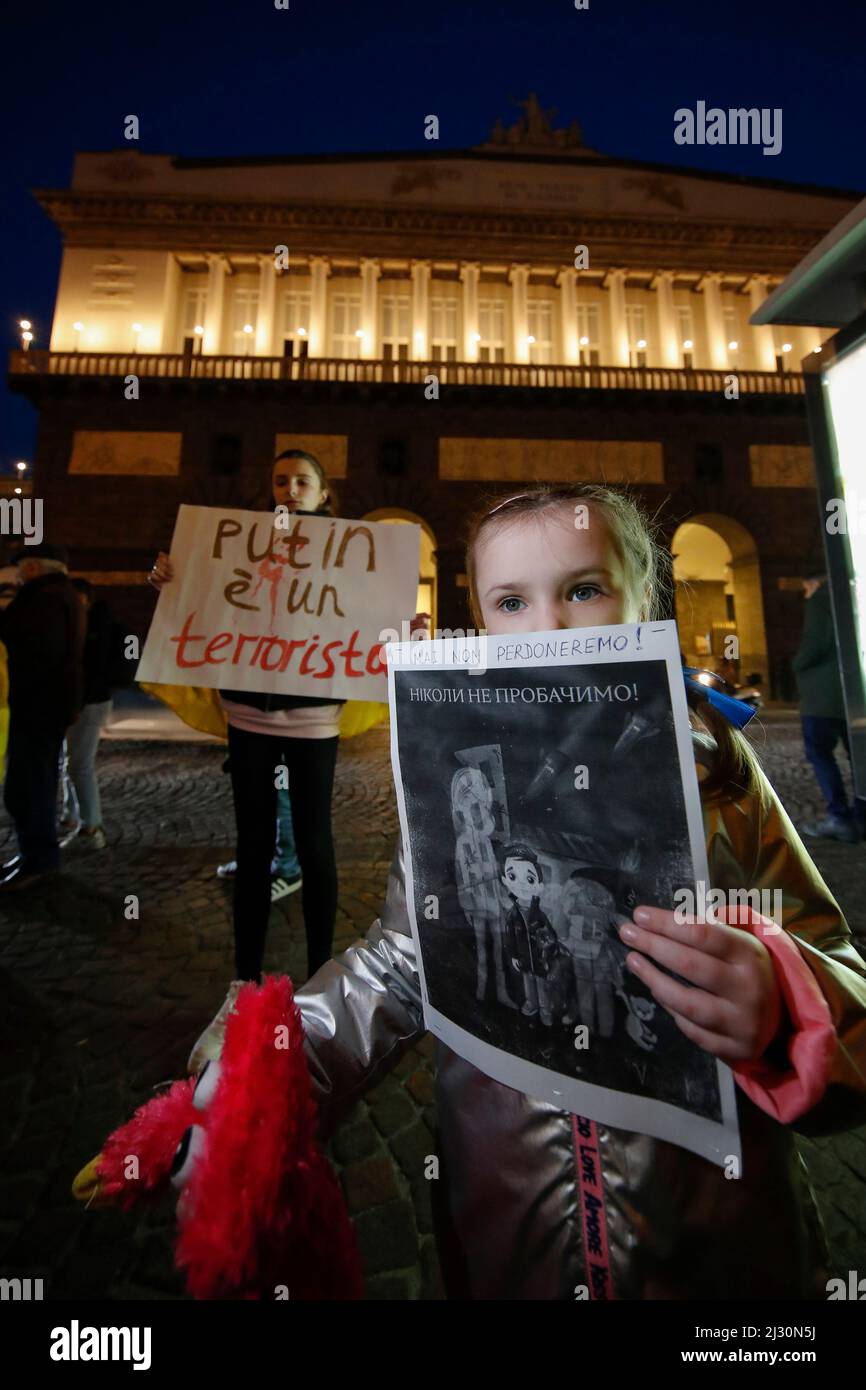 Napoli, Italia. 04th Apr 2022. I manifestanti protestano contro l'invasione russa in Ucraina e la guerra fuori dal teatro San Carlo di Napoli, in occasione del gala di raccolta fondi '#StandWithUcraina - Balletto per la Pace', con i primi ballerini delle tappe più prestigiose del mondo: Olga Smirnova, una delle più grandi star della danza, che ha lasciato il Bolshoi di Mosca dopo aver denunciato l'invasione dell'Ucraina, e Anastasia Gurskaya, ballerino principale dell'Opera di Kiev, si esibiranno. Credit: Independent Photo Agency/Alamy Live News Foto Stock