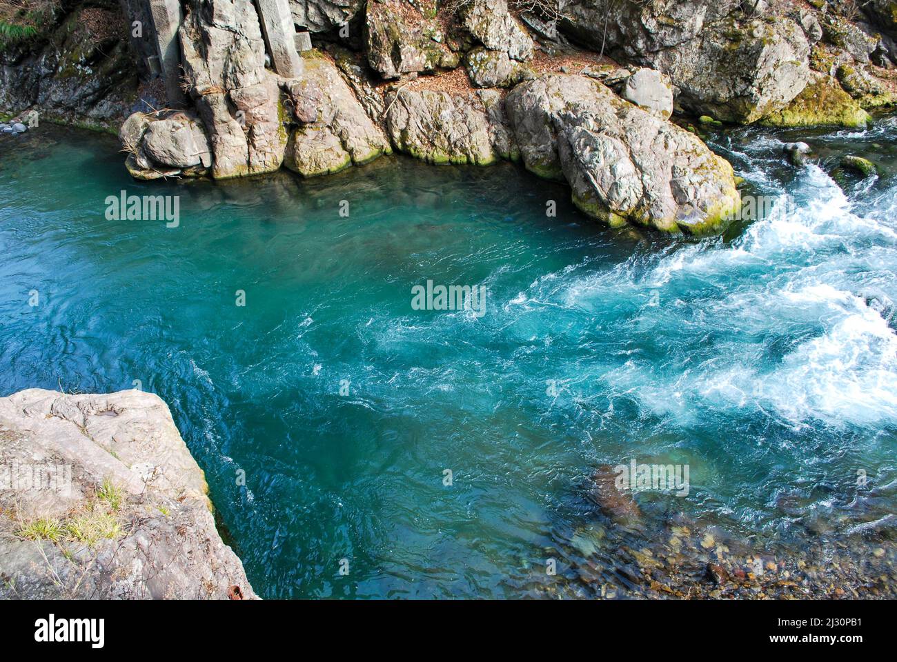 Considerato uno dei tre ponti più belli del Giappone, il ponte Shinkyo attraversa il fiume Daiya nel Parco Nazionale Nikko, Giappone. Foto Stock