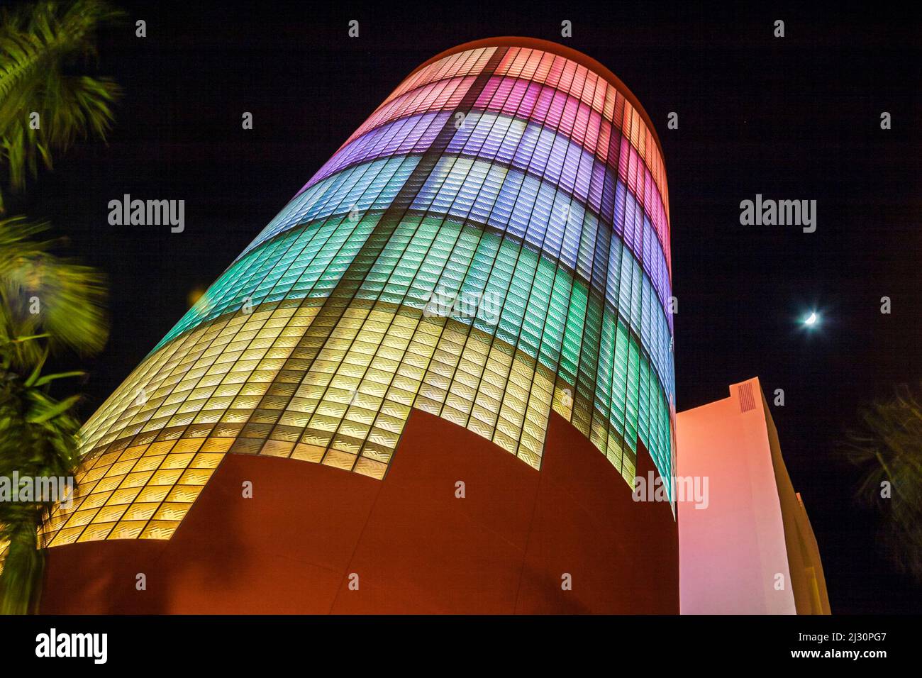 Miami Beach Florida, la torre a blocchi di vetro più grande del mondo, 404 Washington Avenue notte, edificio illuminato Art Deco colori pastello Foto Stock