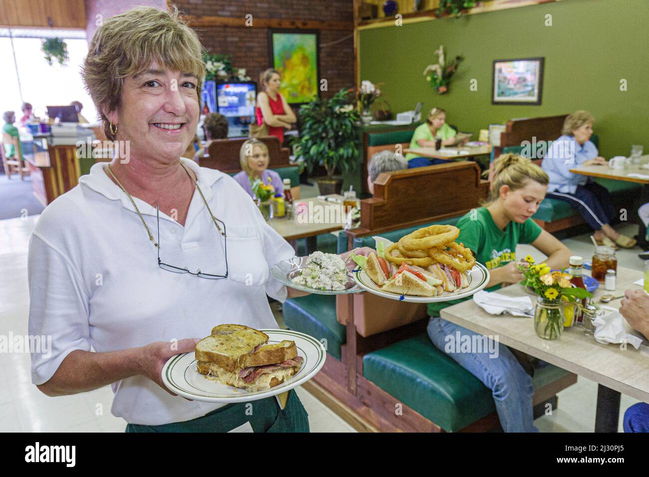Pocahontas Arkansas, Courthouse Square, Green Tomato Cafe, cameriera donna del ristorante che serve cibo, sandwich sud informale, anelli di cipolla Reuben Foto Stock