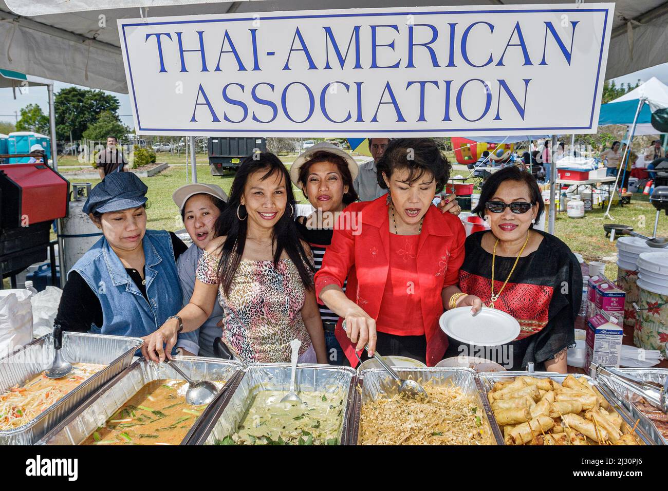 Miami Florida,Homestead,Fruit and Spice Park,Asian Culture Festival,festival festivals Celebration fair,Thai-American Association women,preparing food vendor Foto Stock