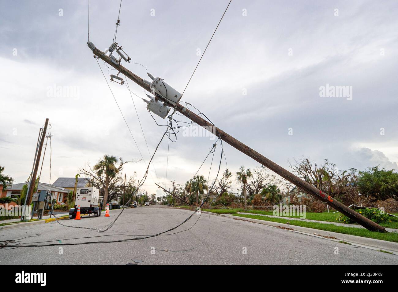 Punta Gorda Florida, meteo uragano Charley danni vento distruzione catastrofe naturale, danni alla proprietà danneggiato pendente pali del telefono Foto Stock