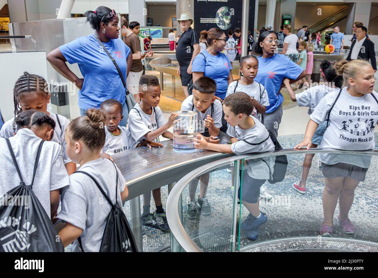 New York City, New York NYC American Museum of Natural History Hayden Sphere Planetarium Cosmic Pathway mostra studenti, Black Counselors Kids Class Field tr Foto Stock