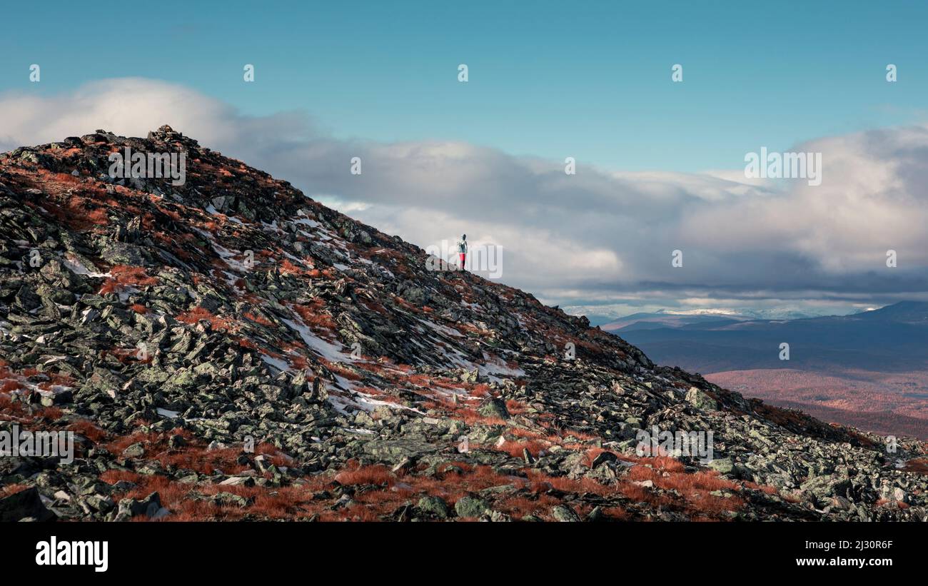 Escursionisti alla cima di Pieljekaise nel parco nazionale omonimo in autunno in Lapponia in Svezia Foto Stock