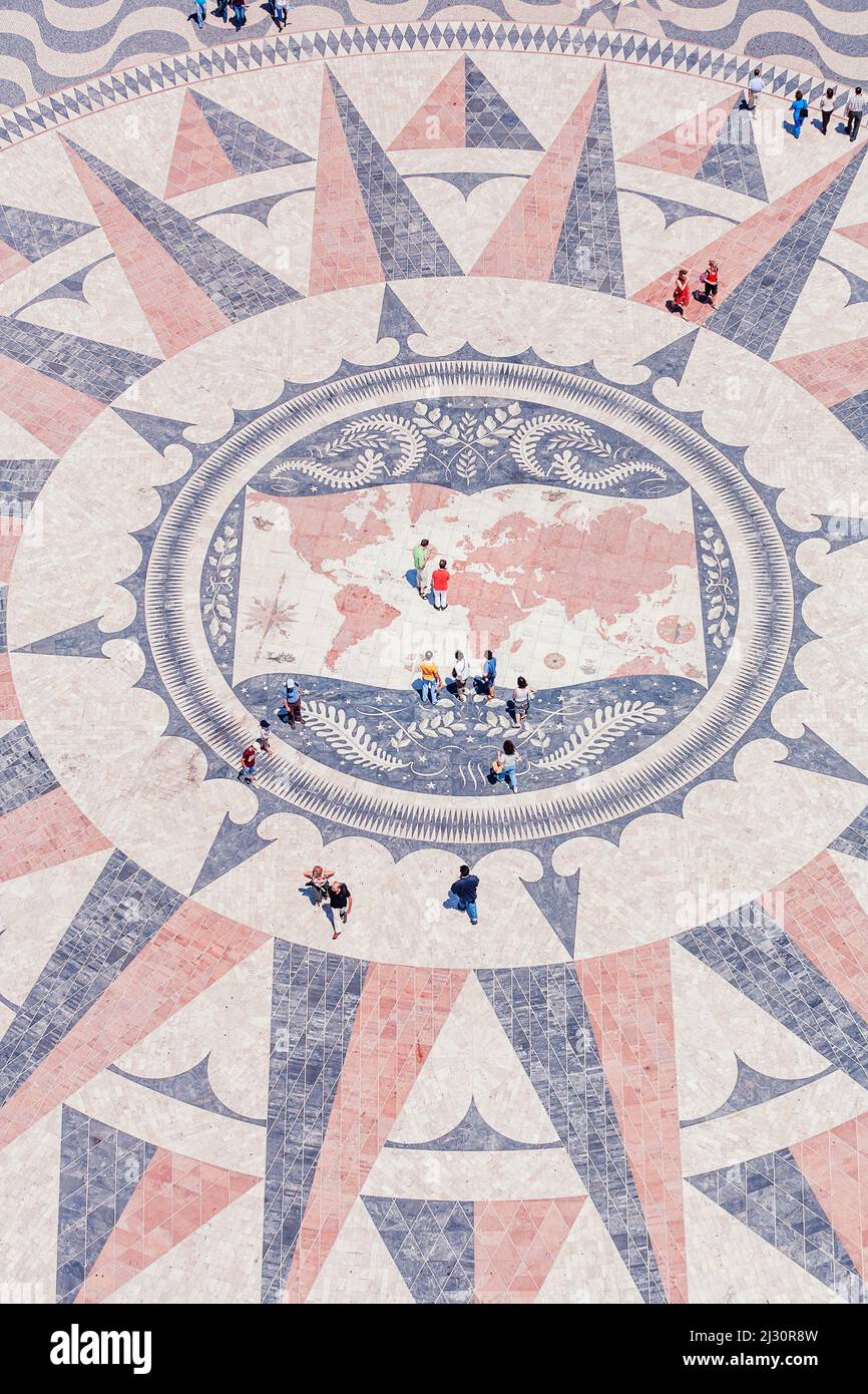 Bussola rosa e mappa del mondo, Monumento alle scoperte, Belem, Lisbona, Portogallo Foto Stock