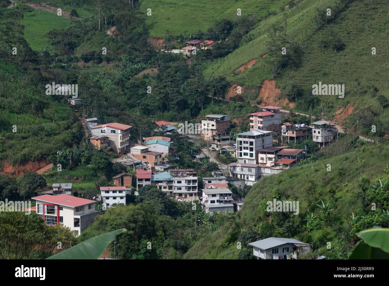 Il confine della città di Piñas in Ecuador - Pinas si sta rapidamente espandendo nelle colline circostanti. Foto Stock