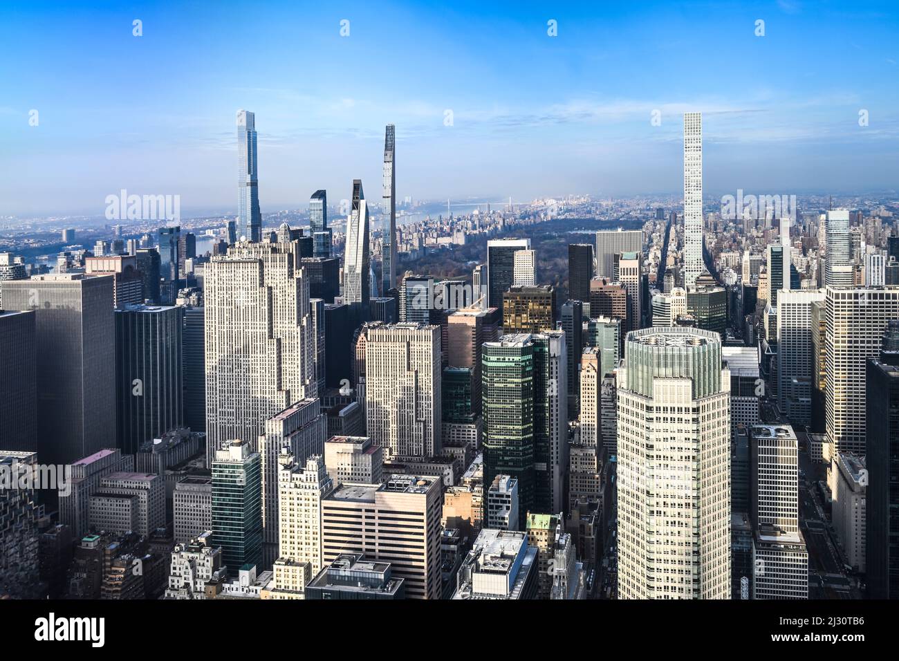 Vista aerea presa dal Summit One Vanderbilt di Midtown Manhattan a New York guardando verso Central Park e vari grattacieli Foto Stock