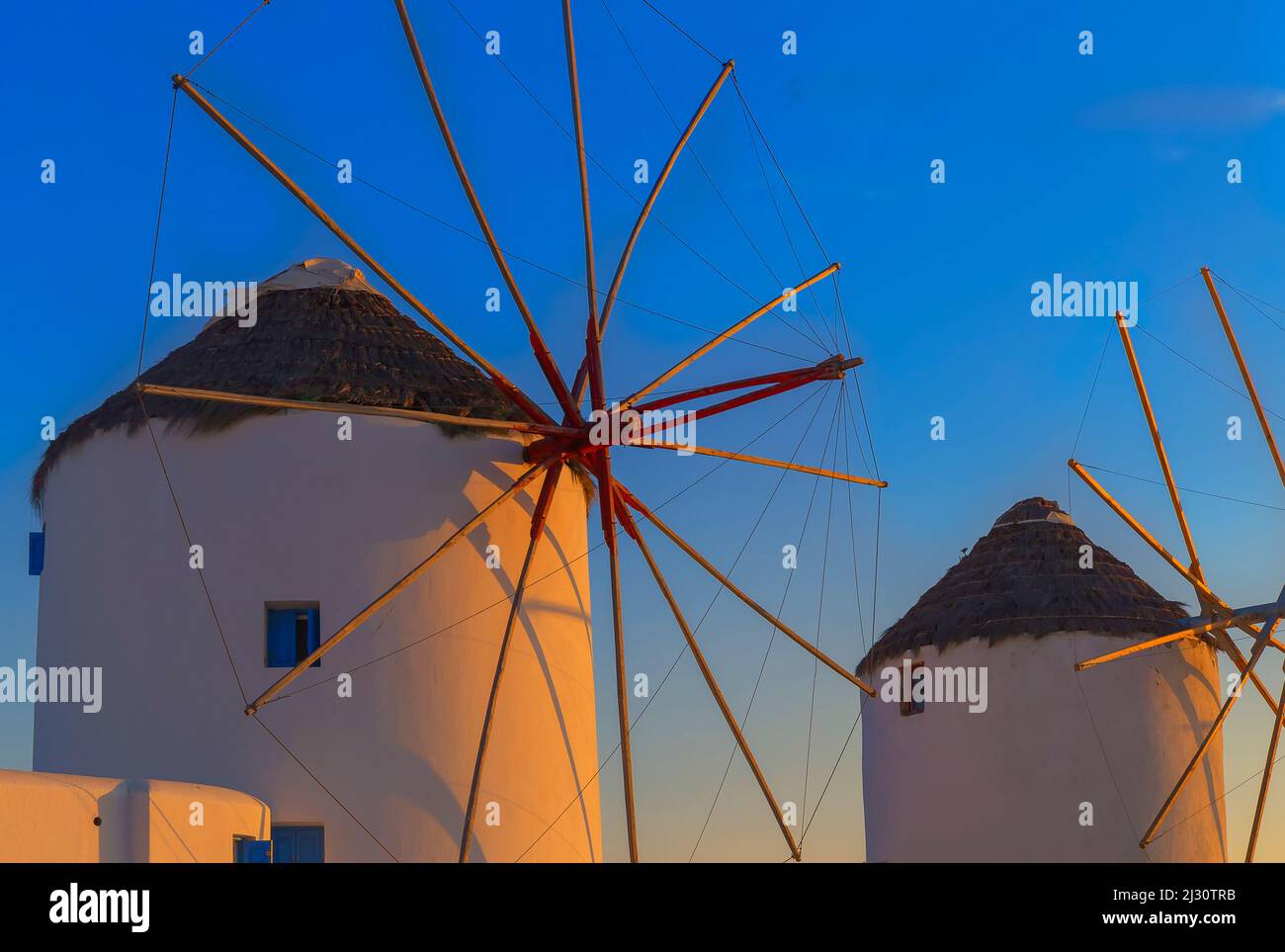 Mulini a vento Kato Mili al tramonto, Mykonos, Mykonos, Cicladi, Grecia Foto Stock