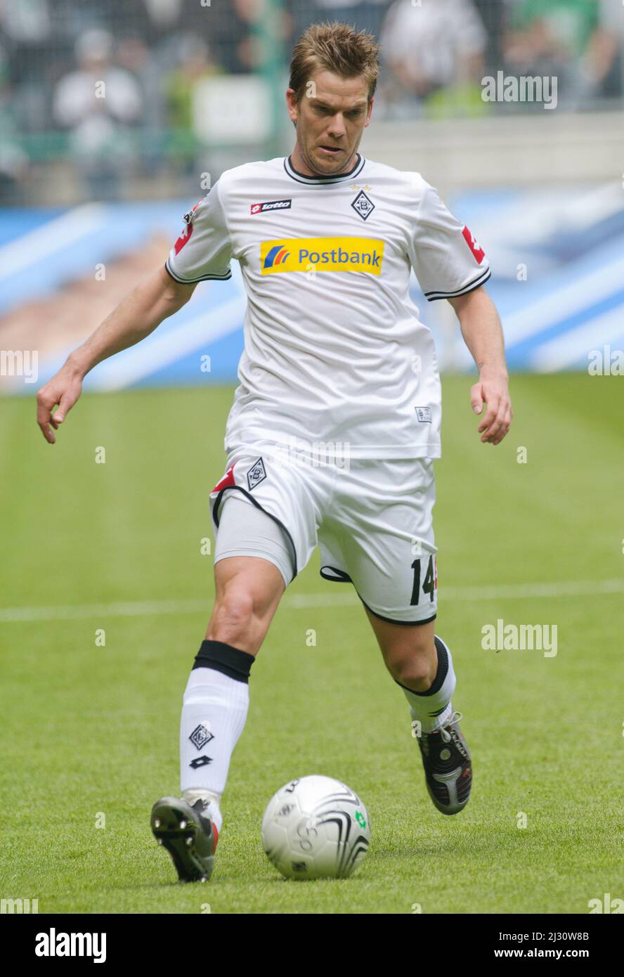 Moenchengladbach, Germania, 8,5.2010, Calcio: Bundesliga tedesca, stagione 2009/10, matchday 34, Borussia Moenchengladbach (BMG, bianco) vs Bayer 04 Leverkusen (B04, rosso) 1:1 — Thorben MARX (BMG) Foto Stock