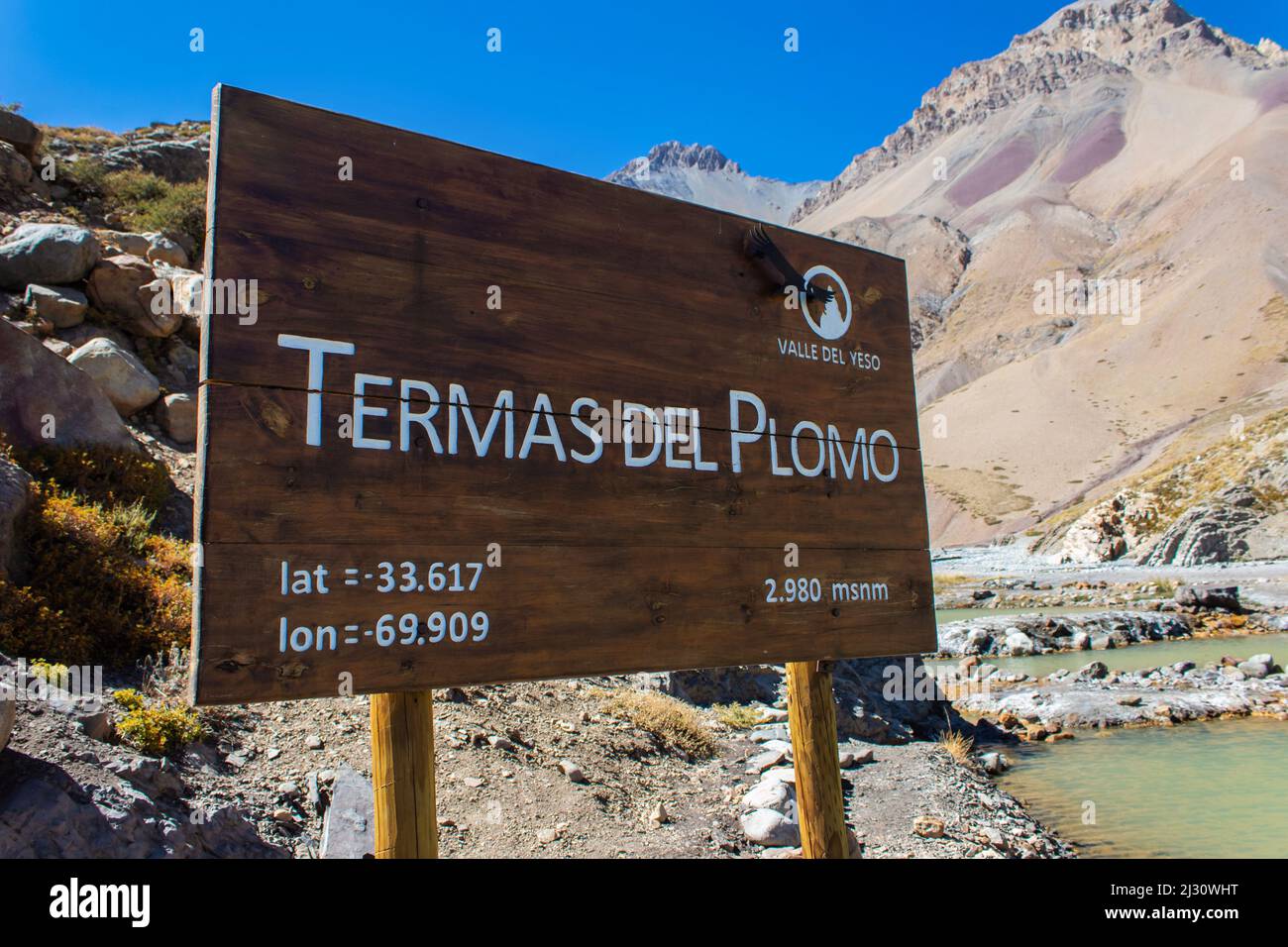 Del plomo Hot Springs segno con coordinate gps - Cajon del maipo, Cile - Mar 30, 2022 Foto Stock