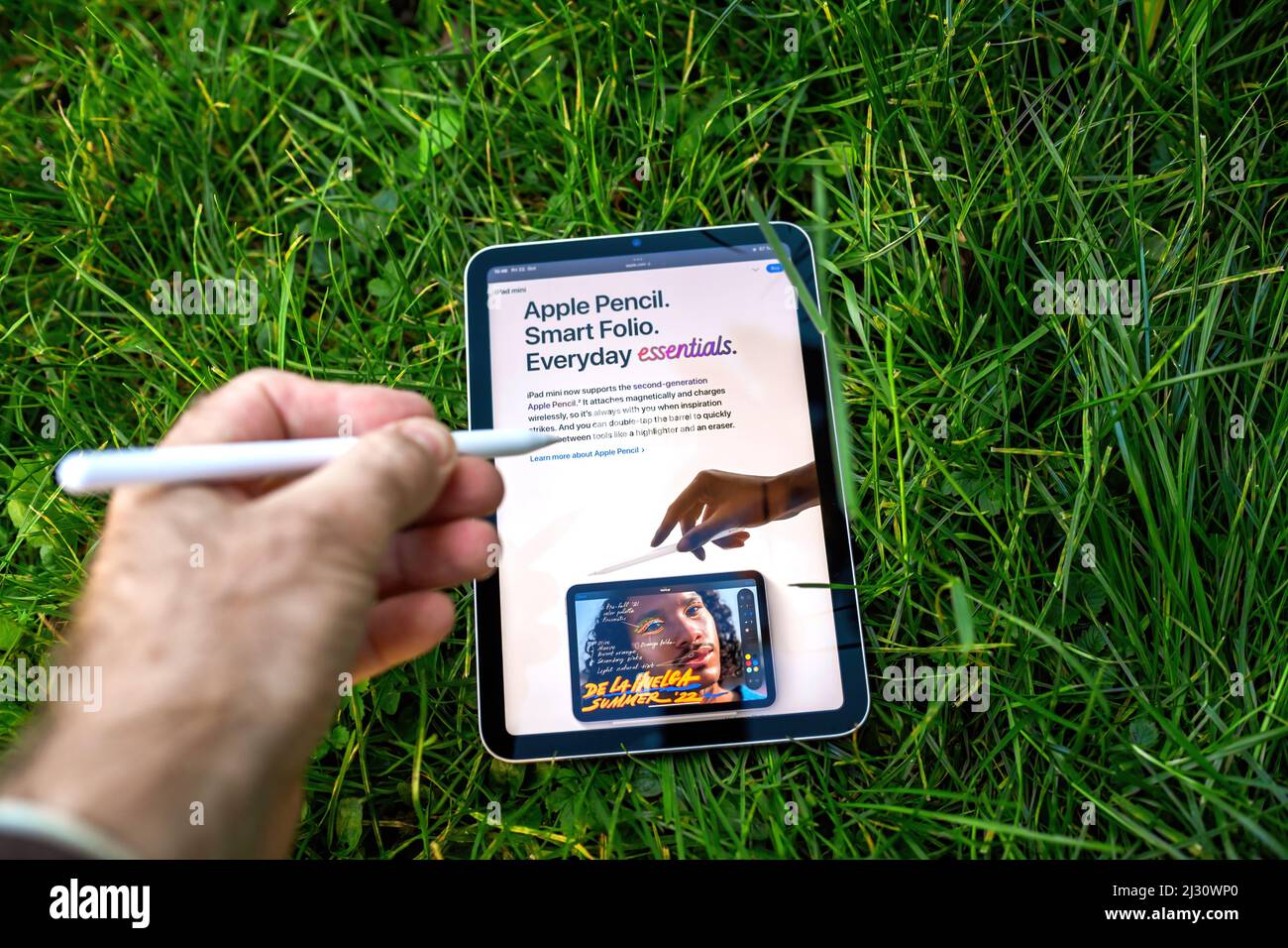 Parigi, Francia - Ott 21, 2021: Scrittura a mano maschile navigazione web sul più recente iPad Pro tablet con ingresso dispositivo matita Foto Stock
