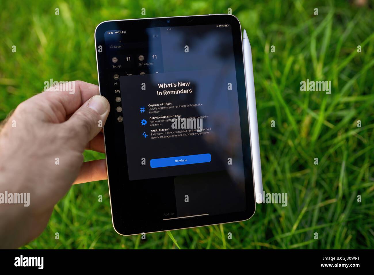Parigi, Francia - 21 ottobre 2021: Le novità della cartellonistica dell'app Promemoria sono visibili sull'iPad Pro di Apple Computers con ricarica a matita Foto Stock