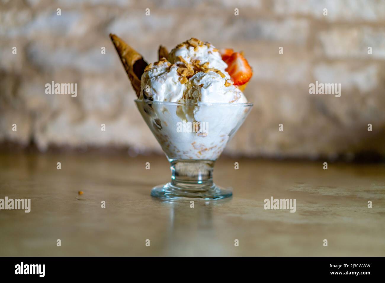 gelato fatto in casa con pezzi di fragole, colazione sana, buon dessert Foto Stock