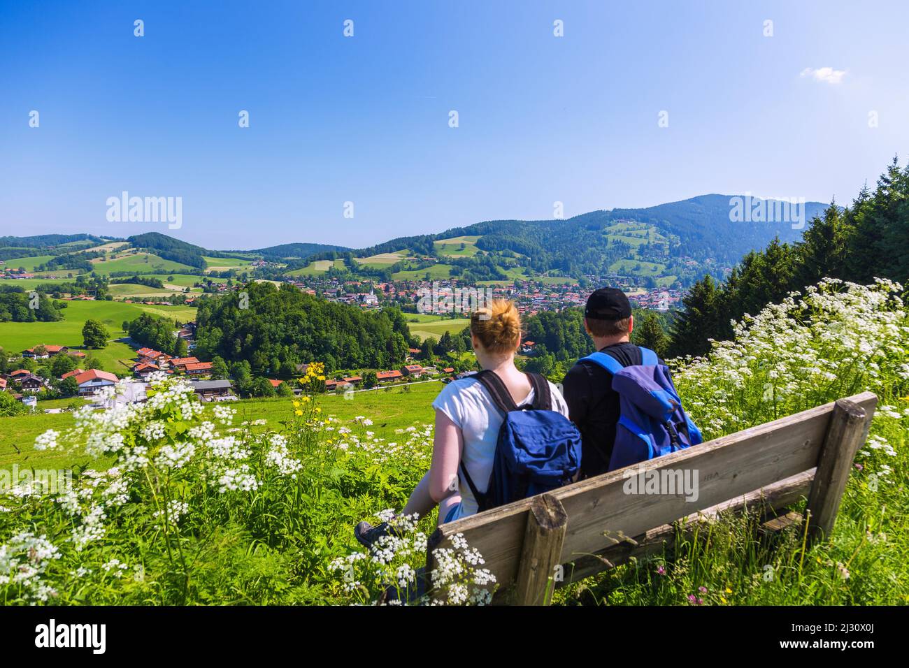 Schliersee, escursionisti, vista dal Rennersberg Höhenweg (modello rilasciato) Foto Stock