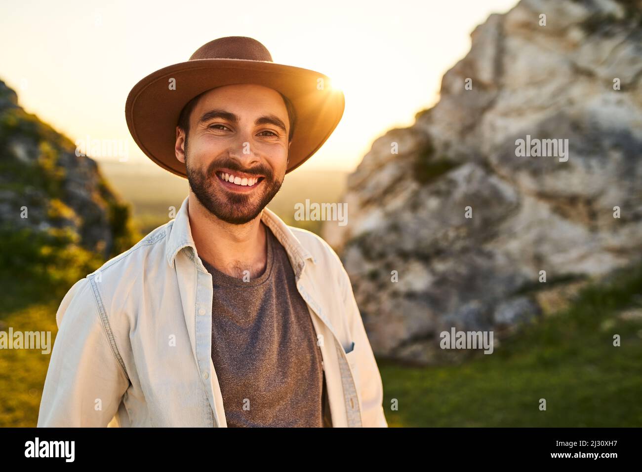 Ritratto di sorridente giovane escursionismo nel Giura, Polonia Foto Stock