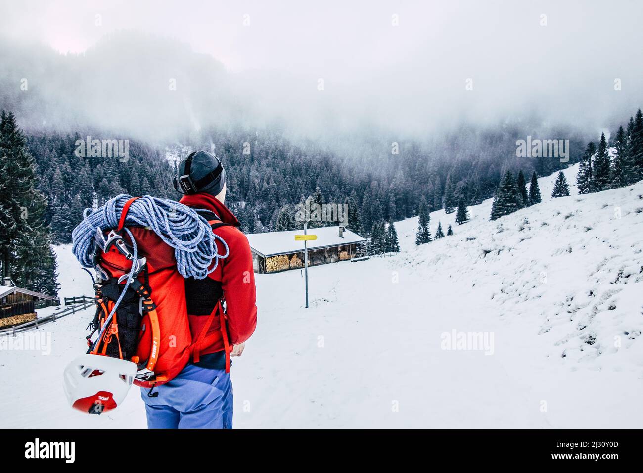 Arrampicatori che si avvicinano a scalate miste in inverno a Plankenstein, Prealpi bavaresi Foto Stock