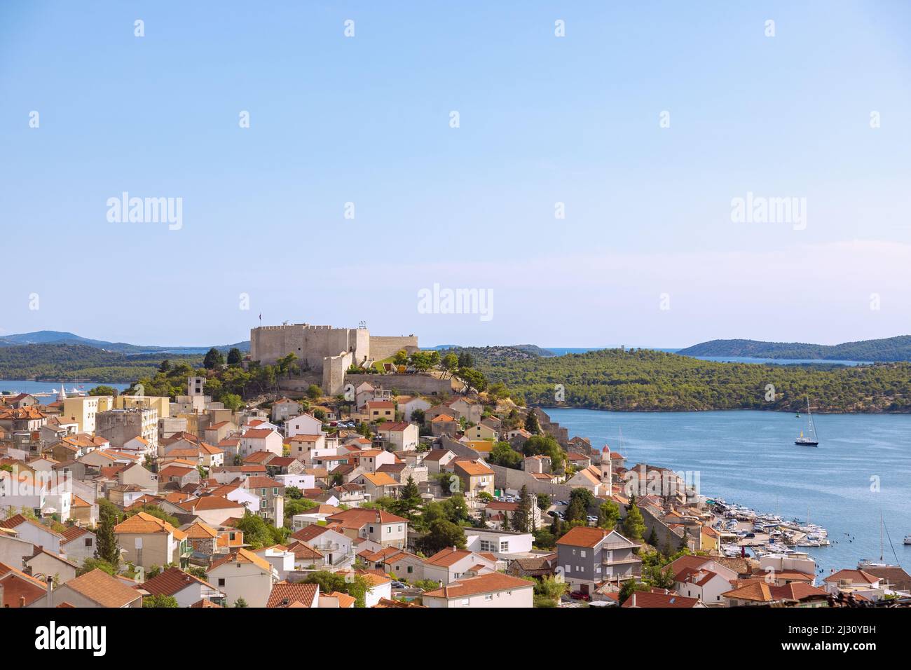 Šibenik, paesaggio urbano con la Fortezza di San Michele Foto Stock