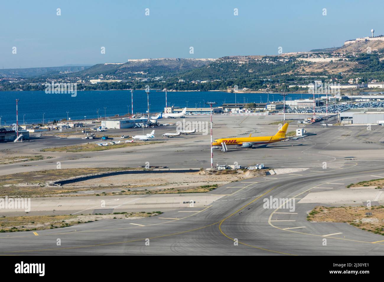 MARIGNANE, FRANCIA - 17 AGOSTO 2017: DLH aerei che tassano all'aeroporto di Marsiglia a Marignane, Francia. Il velivolo DHL è verniciato in tipico giallo DHL. Foto Stock