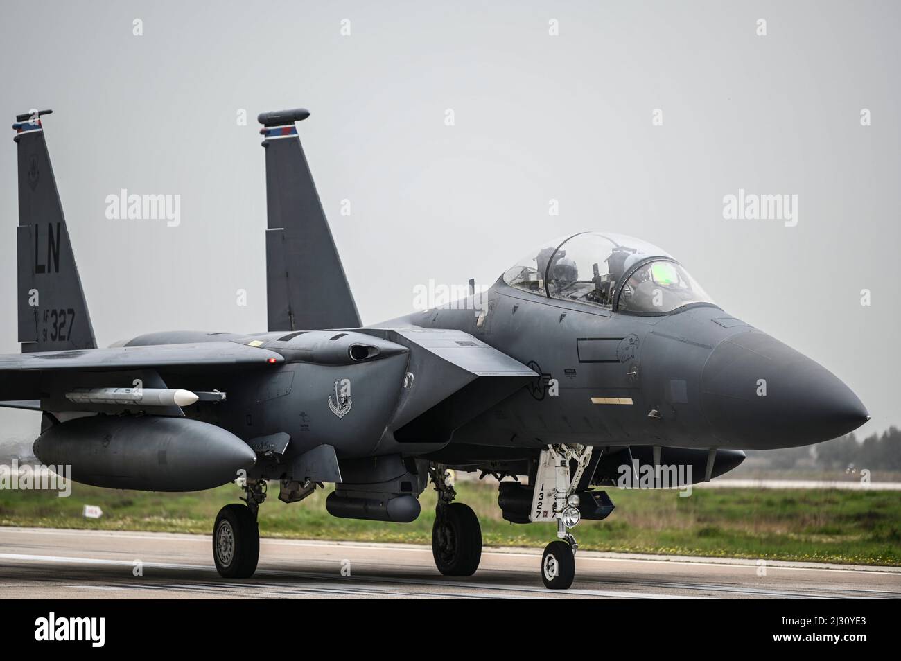 Una US Air Force F-15E Strike Eagle assegnato alla 48th Fighter Wing, Royal Air Force Lakenheath, taxi prima del decollo 31 marzo 2022, presso la base aerea di Andravida, Grecia. Gli Stati Uniti e la Grecia detengono valori comuni basati sulla libertà e sulla democrazia. Le loro forti relazioni militari greco-americane risalgono ai primi del 19th secolo, quando i filhelleni americani combattevano orgogliosamente insieme ai greci e sostenevano la loro lotta per la libertà. (Foto dell'aeronautica degli Stati Uniti da parte dello staff Sgt. Malissa Lott) Foto Stock