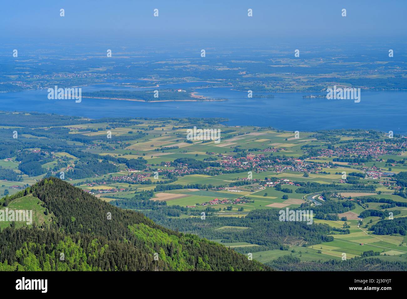 Vista profonda da Hochfelln ai piedi delle Alpi e del Chiemsee con Herreninsel e Fraueninsel, Hochfelln, Alpi del Chiemgau, Salzalpensteig, alta Baviera, Baviera, Germania Foto Stock
