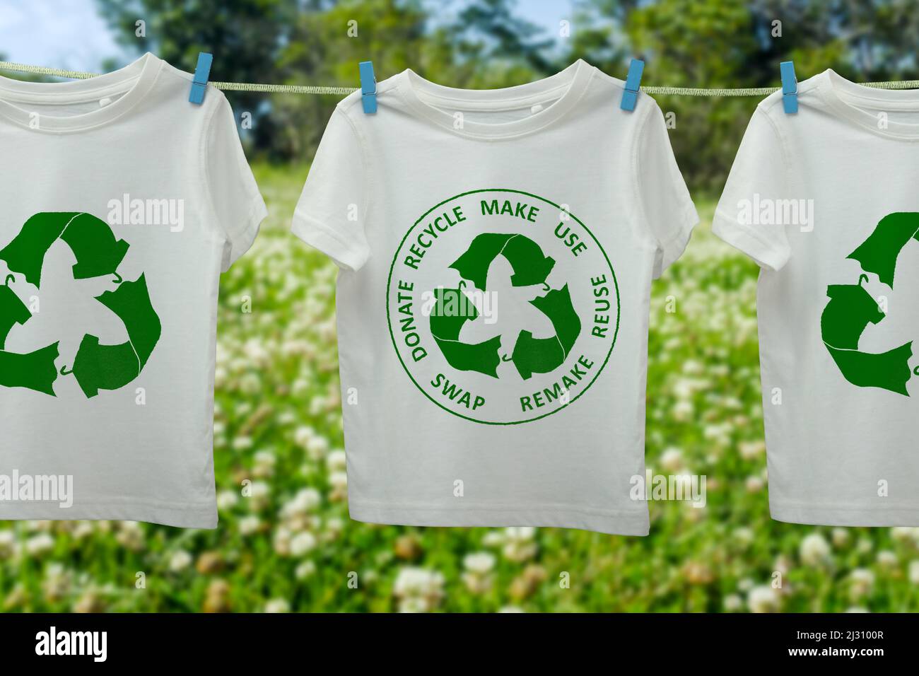 Icona tessile circolare economia sulle t-shirt on line, riutilizzo sostenibile concetto di moda, riciclaggio abiti e tessuti per ridurre i rifiuti Foto Stock