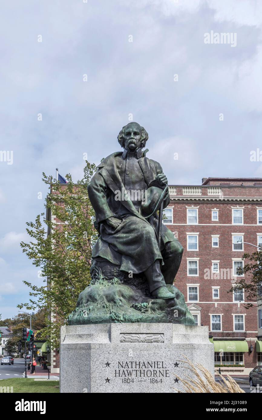 SALEM, USA - 14 SETTEMBRE 2017: Statua di nathaniel hawthorne nata a Salem il 4 luglio 1804. È un autore e romanziere conosciuto in tutto il mondo con literatu romantico Foto Stock